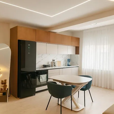 Modern Open Space Near Center アパート