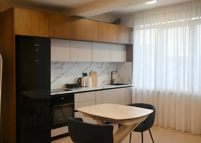 Modern Open Space Near Center ティラナ